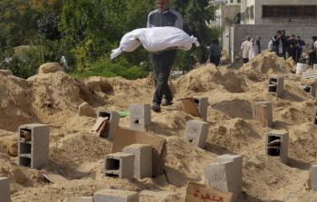 مقابر غزَّة بين التَّدمير ونبش القبور... رحلة البحث عن مكان لاحتضان الشُّهداء