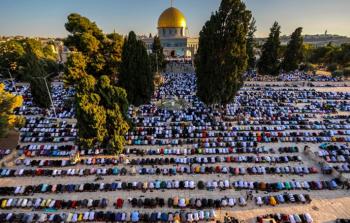 90 ألف مُصلٍّ يؤدُّون الجمعة الأولى من رمضان في المسجد الأقصى