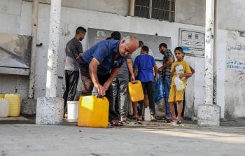 من العلاج إلى حمل المياه.. الحرب تحوّل حياة مرضى 