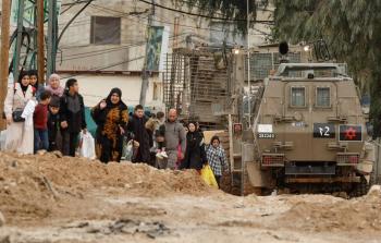 مشهد حي لنزوح المواطنين قسرا من مخيم طولكرم ونور شمس