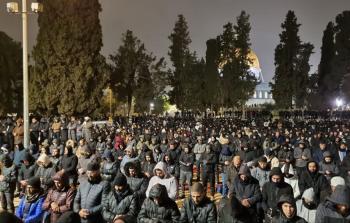 عشرات الآلاف يؤدون صلاتيّ العشاء والتراويح في رحاب المسجد الأقصى