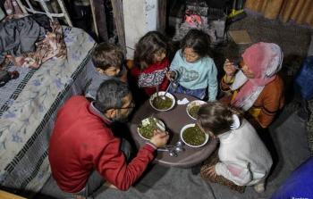 بفعل سياسة التَّجويع.. نباتات الشِّتاء تتحوَّل إلى ضيفٍ ثقيل على موائد الصَّائمين في غزة