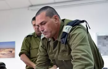 توتر بين وزير الحرب ورئيس الأركان بسبب إقالة مسؤول عسكري