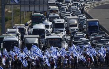 متظاهرون يُغلقون مدخل 