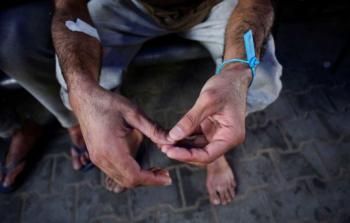 نادي الأسير: القيود تسبَّبت في خروج الدَّم من أيدي المُعتقلين في سجني نفحة وريمون