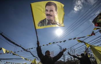 شاب يرفع صورة لزعيم حزب العمال الكردستاني (أشيف)