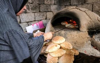 أفران الطِّين تعود للاشتعال مع شحِّ غاز الطَّهي في غزَّة