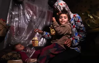 نساء غزيات يكافحن لتأمين قوت أسرهن في رمضان 