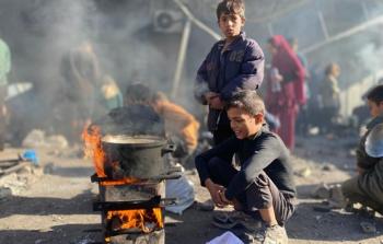 نقص الأخشاب يُعقِّد مهمَّة طهي الطَّعام في غزَّة