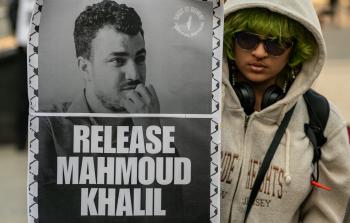 شاب يرفع صورة كتب عليها أطلقوا سراح محمود خليل