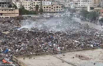 أهالي غزَّة يضطرُّون لحرق النُّفايات للتَّخلُّص من الرَّوائح والآفات