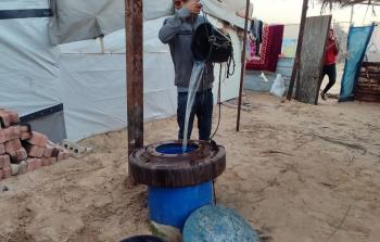 نازح يحفر آبارًا بدائية على شاطئ غزة وسط أزمة مياه متفاقمة