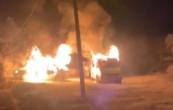 مستوطنون يضرمون النيران في كراج سيارات غرب رام الله