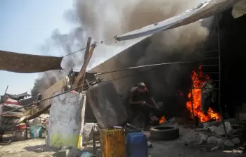 حرق البلاستيك والكرتون.. مأساة العزيين اليومية في ظل الحصار وحرب الإبادة