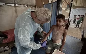 أطفال غزَّة بين لسعات البعوض وقذائف الاحتلال