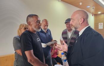 آسي حوراني والمحامي الخاص به في قاعة محكمة الاحتلال المركزية في حيفا