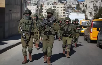 نابلس.. الاحتلال يقتحم مخيم بلاطة ويطرد عائلات فلسطينية من منازلها