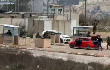 الخليل: وفاة ممرضة توقف قلبها خوفًا عقب اصطدام مركبتها بحاجز للاحتلال