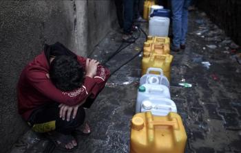 المكتب الحكومي: الاحتلال يحوّل المياه إلى أداة إبادة جماعية وسلاح قتل بطيء