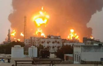 صورة تم الحصول عليها من مركز أنصار الله الحوثي في ​​اليمن تظهر عمودا ضخما من النيران يندلع في أعقاب ضربات على مدينة الحديدة الساحلية