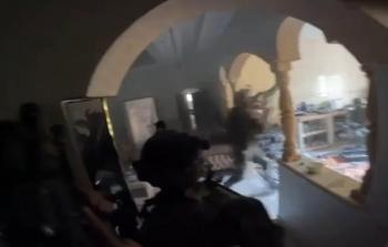 اشتباكٌ ضارٍٍ من نقطة صفر بين مقاوم وجنود الاحتلال في أحد المنازل بمدينة غزَّة