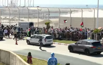 مغاربة يتظاهرون بميناء طنجة احتجاجًا على مرور سفينة أسلحة لـ (إسرائيل )