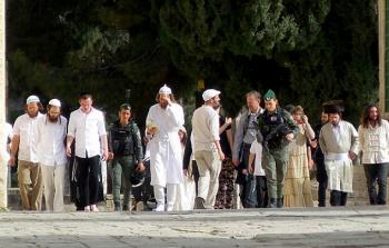 آلاف المستوطنين يقتحمون باحات المسجد الأقصى بحماية قوات الاحتلال