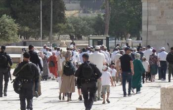 مئات المستوطنين يقتحمون باحات المسجد الأقصى ويؤدُّون طقوسًا تلموديَّة