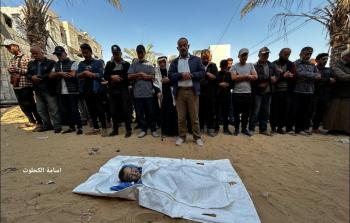 الصحفي أحمد عدوان يصلي الجنازة على ابنه كنان