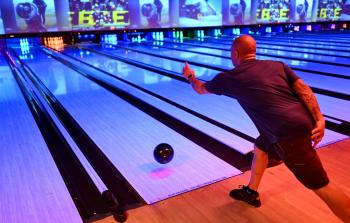 محتجون يقتحمون بطولة رياضية للبولينغ في اسكتلندا