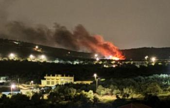 مستوطنون يحرقون صالة أفراح ويخطّون شعارات عنصريَّة غربي سلفيت