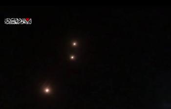 بـ 10 صواريخ.. القسام تبث مشاهد قصف 