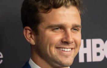 جاكسون هينكل.. ناشط سياسي أمريكي يناصر فلسطين ويفضح (إسرائيل)