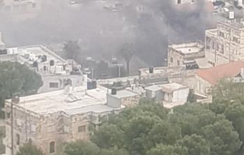 الاحتلال يعتقل شابًا عقب محاصرة وحرق منزل في نابلس