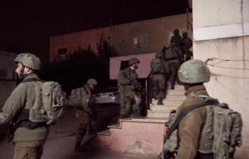 الاحتلال يشن حملة اعتقالات بالضفة والقدس ويحوِّل منزلًا لثكنةٍ عسكرية