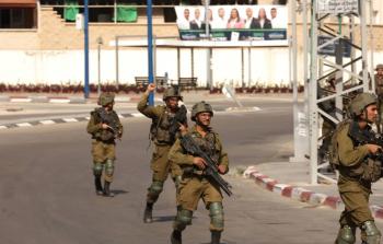 جنود إسرائيليون يمشطون منطقة في سديروت بعد هجوم المقاومة في 7 أكتوبر