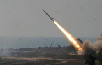 القوّات المسلحة اليمنية تقصف قاعدة عسكرية 