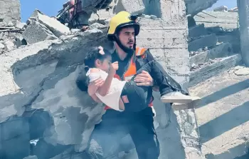 نوح الشغنوبي.. يدان عاريتان في مواجهة الأنقاض والدمار وسط الإبادة بغزّة