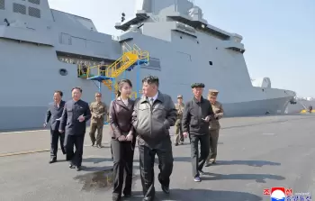 الزعيم الكوري الشمالي كيم جونغ أون برفقة شقيقته وقادة على إحدى السفن الحربية