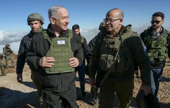 بنيامين نتنياهو برفقة قادة في جيش الاحتلال