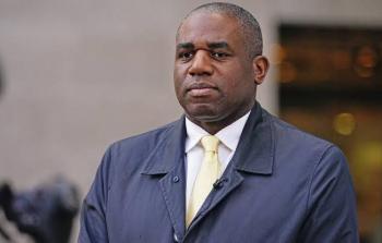 احتجاجاً على حرب غزّة.. بريطانيا تُعلّق مفاوضات التجارة مع (إسرائيل) وتستدعي سفيرتها