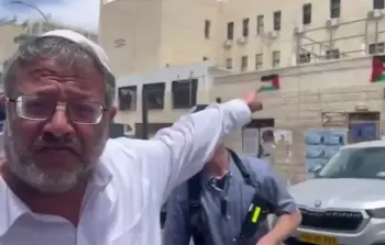 علم فلسطين يتسبب باشتباك بين غفير و