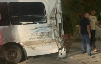 آليات الاحتلال تصدم حافلة تقل حجاجًا فلسطينيين في جنين