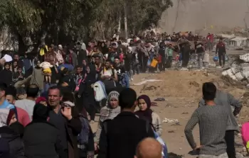 من الركام إلى الزحام.. نازحو غزة عالقون بين القصف والجوع