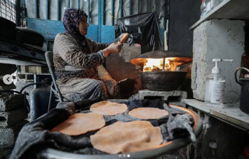 وصفات الحياة في زمن الحرب... هكذا يحوِّلن النِّساء في غزَّة المعكرونة إلى خبز !