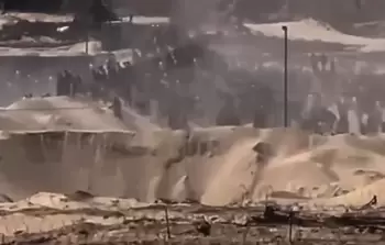 فشل ذريع لمشروع الاحتلال بغزَّة.. الجوعى يقتحمون مراكز المساعدات و(إسرائيل) تستهدفهم