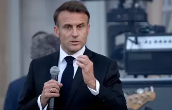 ماكرون يحذر العالم 