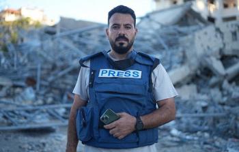 بعد ساعات من ولادة طفلته... استشهاد الصَّحفيُّ يحيى صبيح بقصف على حيِّ الرِّمال