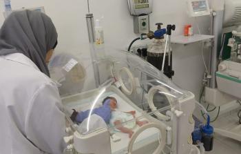 نقص الحضَّانات والحليب العلاجيِّ... الصَّناديق البلاستيكيَّة تتحوَّل لتوابيت لـ 