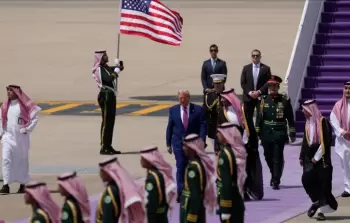 بوليتيكو: جولة ترامب الخليجية تُربك حسابات نتنياهو ولا تبشر بالخير لـ (إسرائيل)